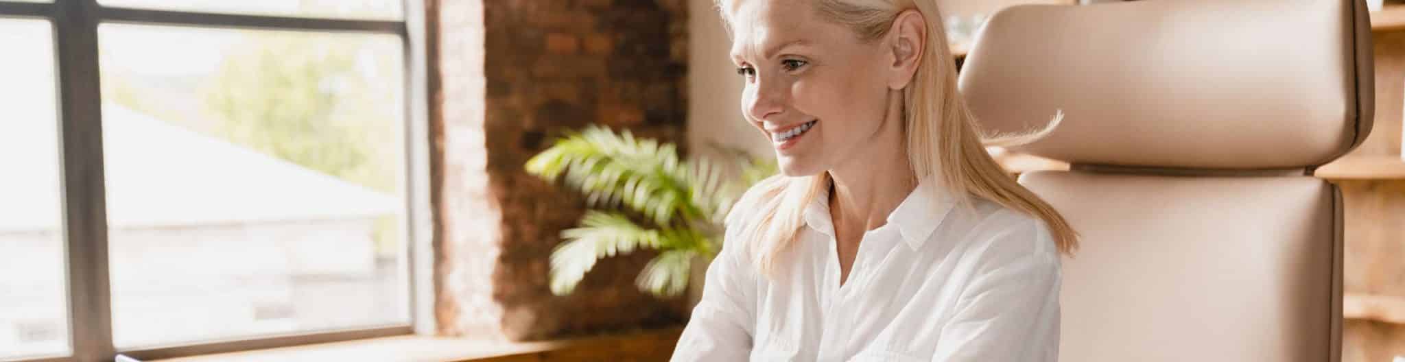 Healthcare professional using an online guide and choosing a content marketing agency.